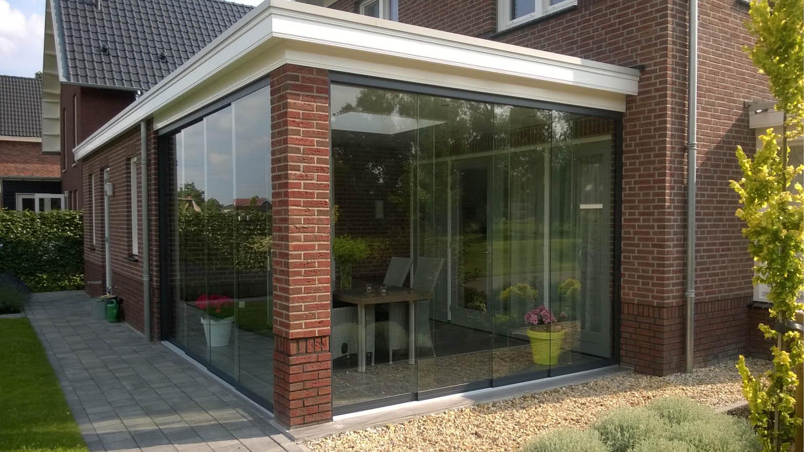 Véranda avec parois coulissantes en verre et Shading Panels Gumax®