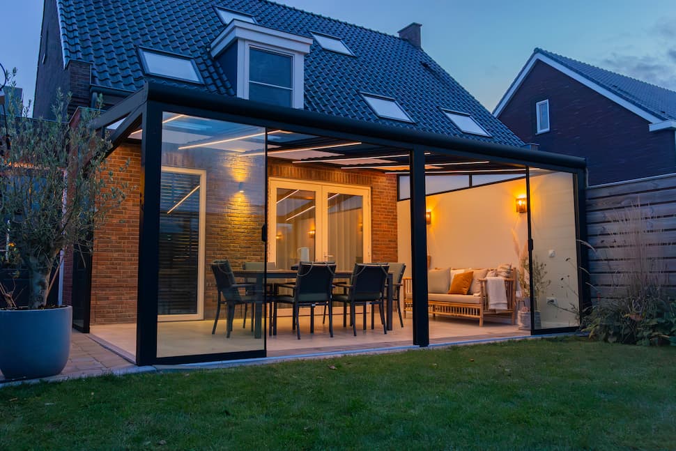 Auvent de terrasse noir avec système d'éclairage Auvent de terrasse noir avec système d'éclairage