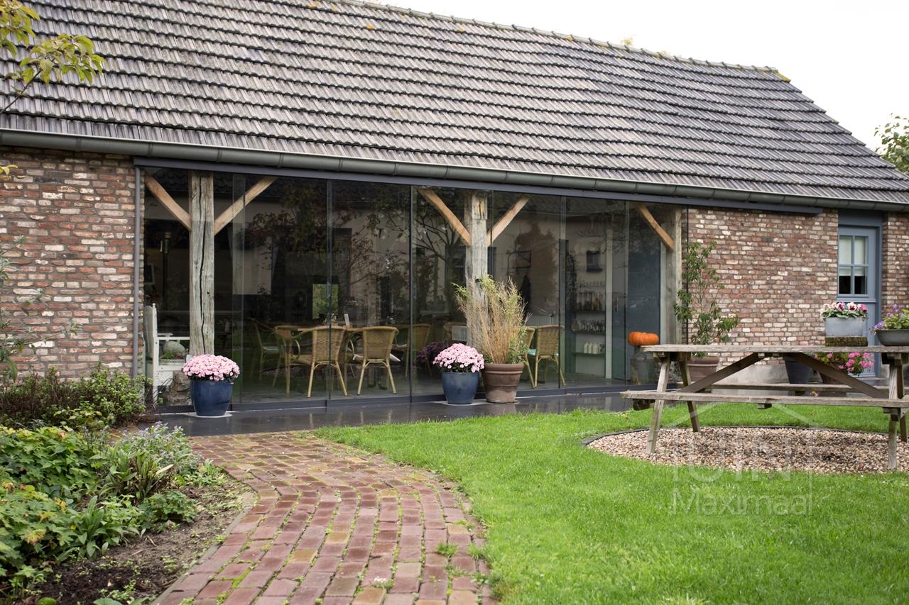 Abri de jardin rustique avec parois coulissantes en verre Abri de jardin rustique avec parois coulissantes en verre