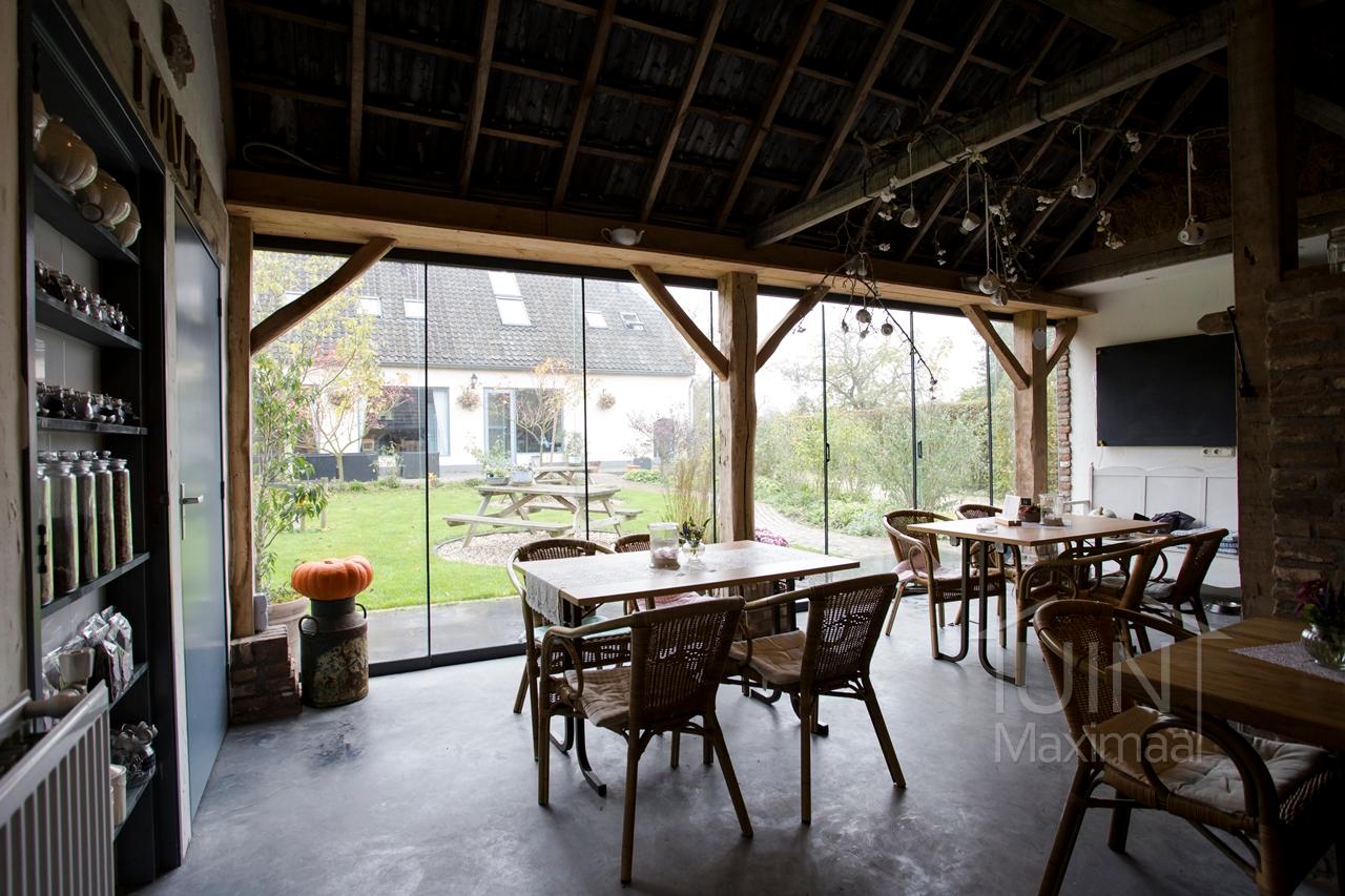 Abri de jardin rustique avec parois coulissantes en verre Abri de jardin rustique avec parois coulissantes en verre