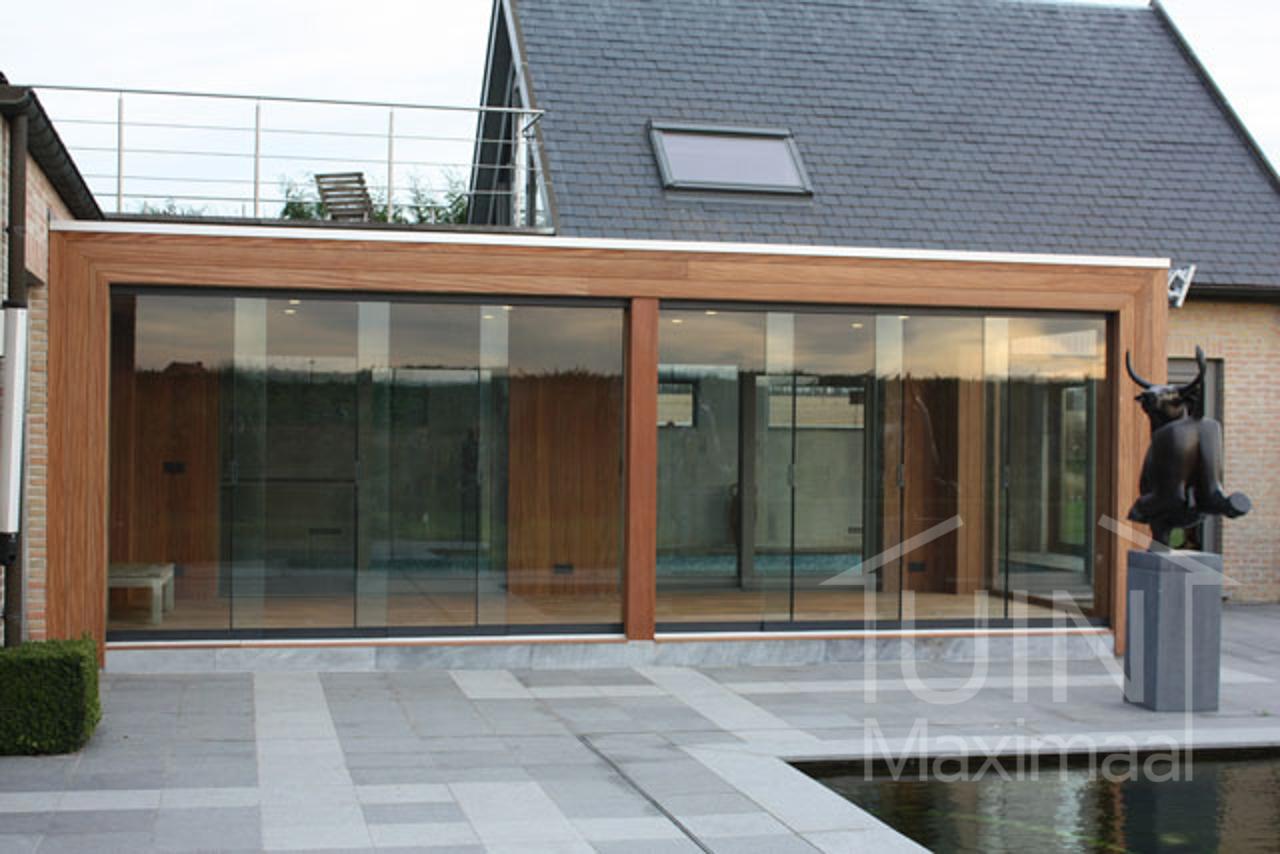 Extension moderne en bois avec parois coulissantes en verre Extension moderne en bois avec parois coulissantes en verre