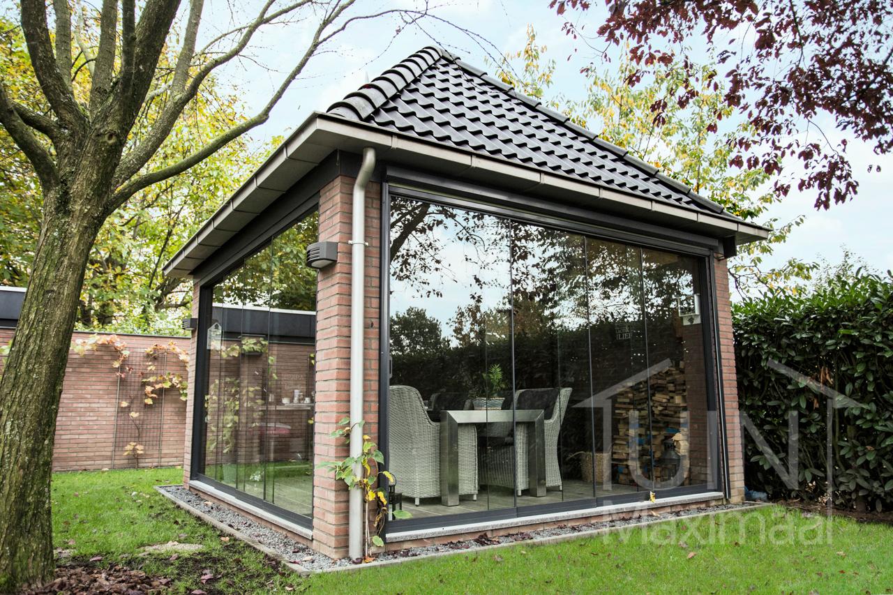 Abri de jardin traditionnel avec parois coulissantes en verre Abri de jardin traditionnel avec parois coulissantes en verre