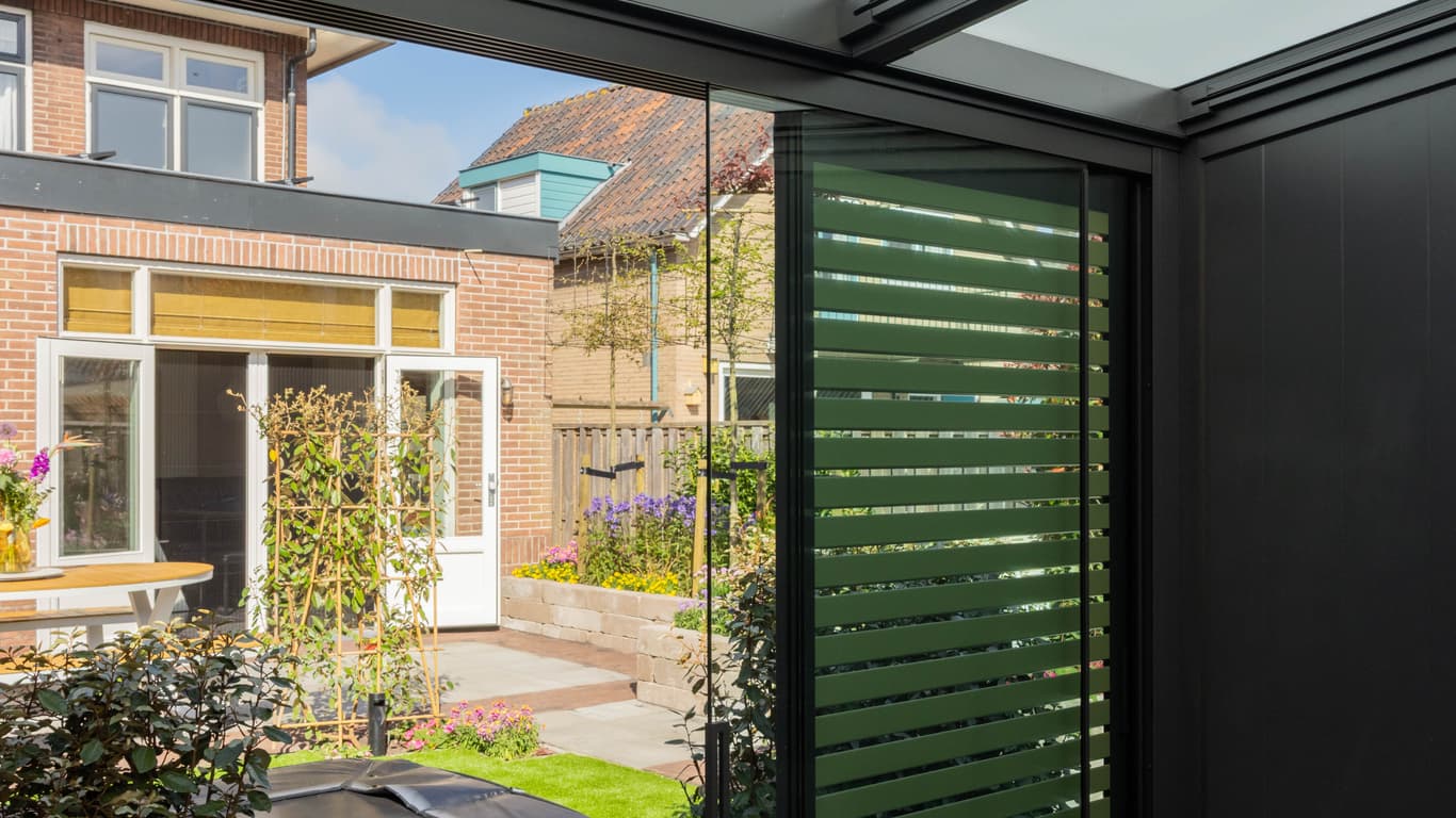Paroi coulissante en verre et Shading Panel sur la véranda autoportante de La grande transformation du jardin