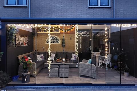 Pièce de jardin avec parois coulissantes en verre et divers accessoires
