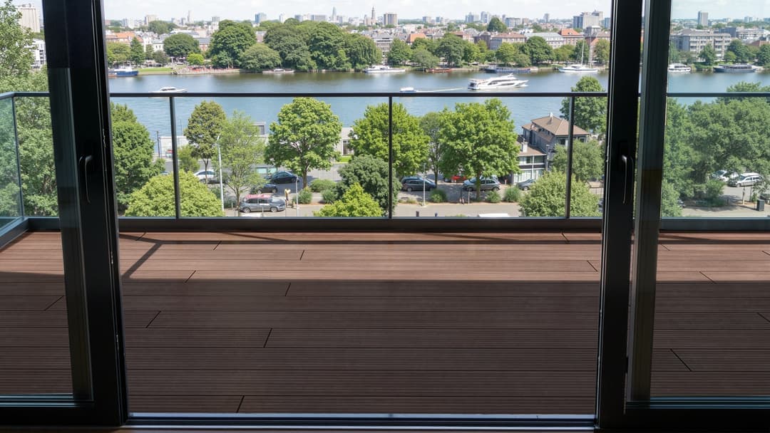 Terrasse en bambou sur un balcon avec vue sur l'eau