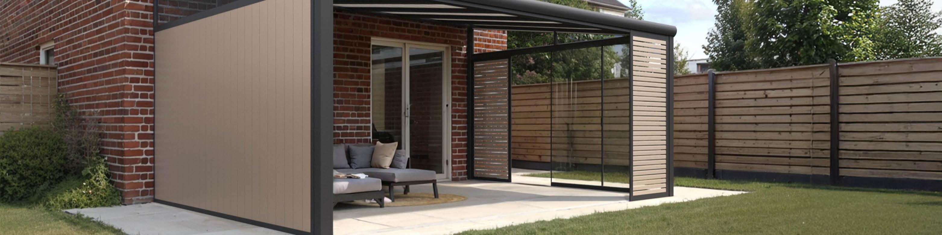 Paroi latérale en aluminium Gumax® en beige-gris avec portes coulissantes en verre et Shading Panels, intégrée dans une véranda moderne.