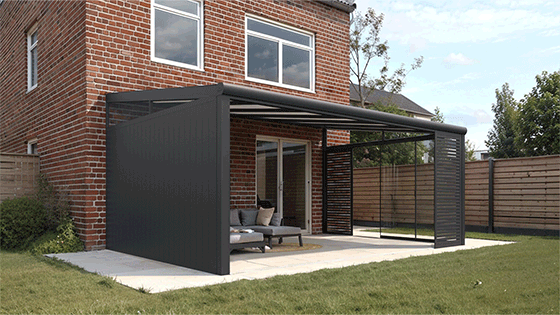 Gumax® aluminum sidewall with shading panels, perfectly combinable with a veranda for a stylish and cohesive look.