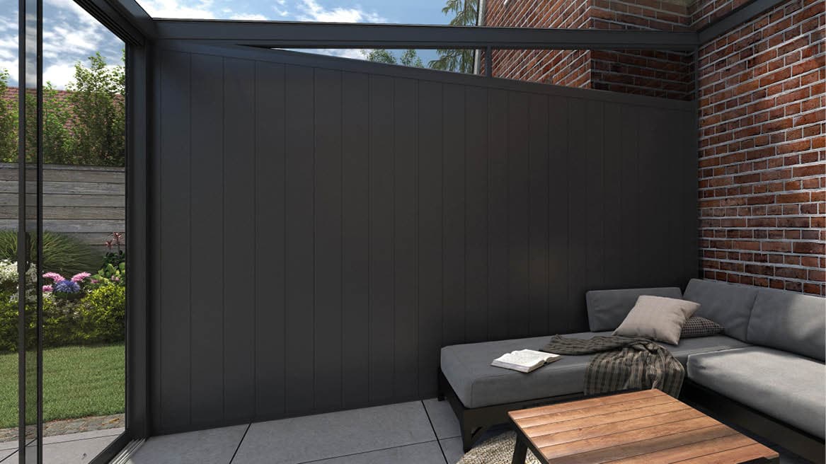 Paroi latérale en aluminium Gumax® moderne dans une véranda, offrant protection et intimité avec une apparence luxueuse. Idéale pour les vérandas.